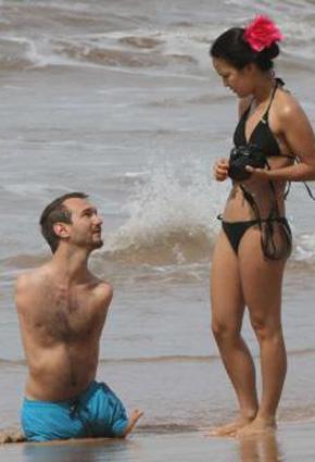 أشهر متحدّ للإعاقة في العالم يقضي شهر العسل مع زوجته الجديدة